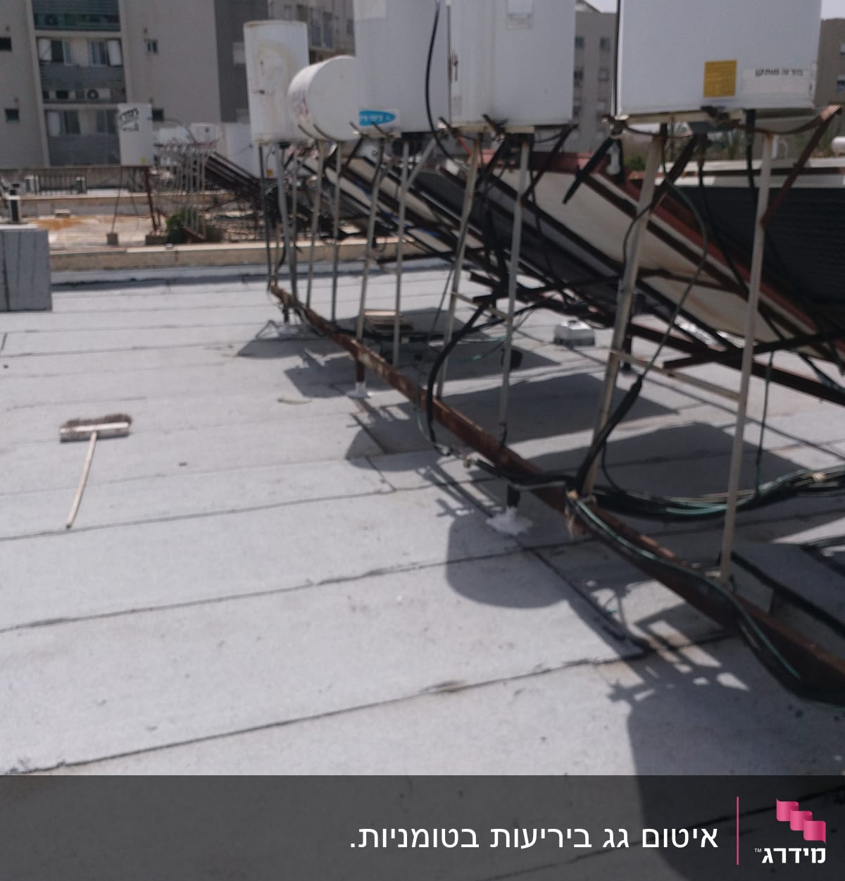 גג עם יריעות איטום ומתקנים סולאריים